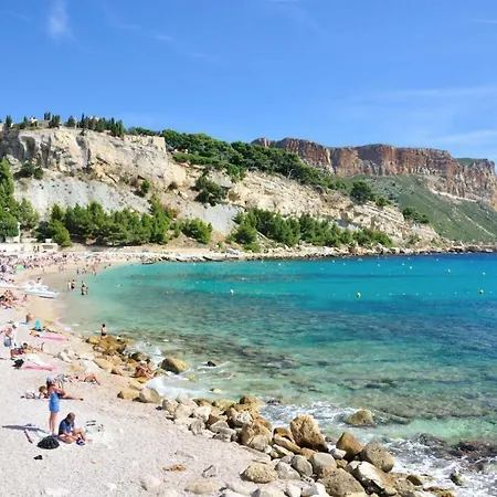 Village Parking Cassis