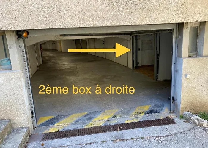 Village Parking * 卡西斯